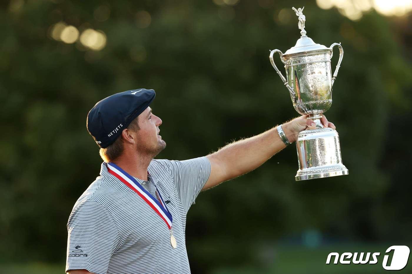 본문 이미지 - 브라이슨 디섐보가 20일(현지시간) 뉴욕주 머매러넥의 윙드풋 골프클럽에서 열린 PGA 투어 US오픈 골프대회에서 생애 처음으로 메이저 대회 우승컵을 들고 기뻐하고 있다. ⓒ AFP=뉴스1 ⓒ