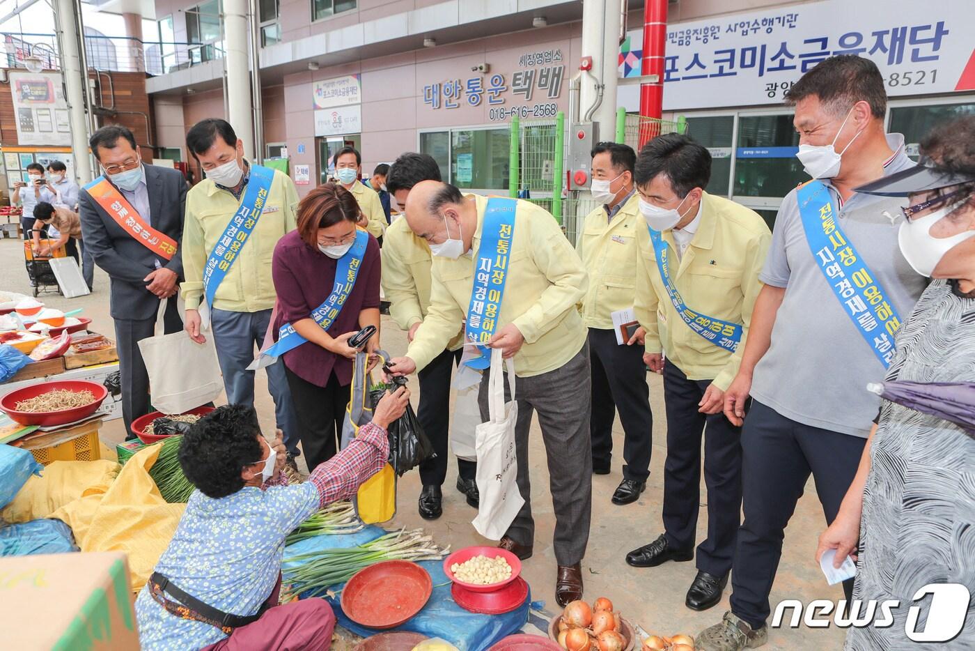 본문 이미지 - 21일 정현복 시장이 광양5일시장을 찾아 민생탐방을 펼쳤다.(광양시 제공)2020.9.21 /ⓒ 뉴스1