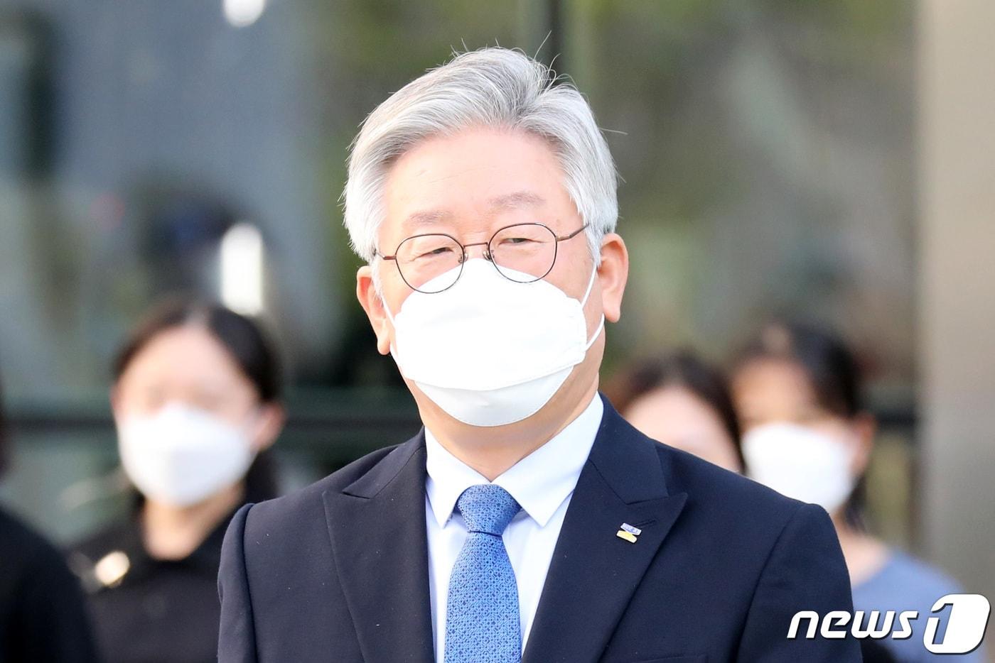 공직선거법 위반 등 혐의로 불구속기소된 이재명 경기도지사가 지난달 21일 오후 경기 수원시 영통구 수원고등법원에서 열린 첫 파기환송심을 마치고 법원을 나서고 있다. 2020.9.21/뉴스1 ⓒ News1 조태형 기자