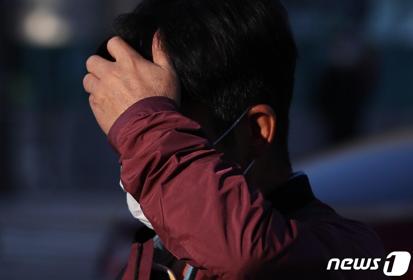 본문 이미지 - 신종코로나바이러스 감염증(코로나19) 사태에 따른 거리두기, 원격수업, 자가격리 등의 이유로 우울감과 불안 장애를 호소하는 이른바 '코로나 블루' 현상이 전국적으로 확산되고 있다. 22일 서울 광화문광장 일대에서 마스크를 쓴 시민이 출근하고 있다. 2020.9.22/뉴스1 ⓒ News1 이성철 기자