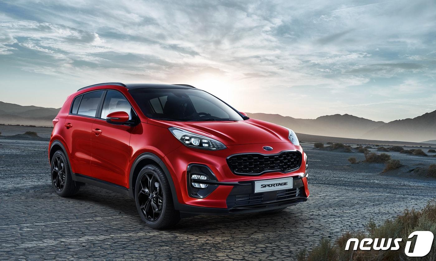 본문 이미지 - 기아자동차가 22일 스포티지의 연식 변경 모델 ‘2021 스포티지’를 출시하고 본격적인 판매에 돌입했다. 2021년형 스포티지는 슈퍼비전 클러스터(4.2인치 칼라 TFT LCD 계기반)와 전자식 주차 브레이크를 전 트림에 기본 적용했다. (기아차 제공) 2020.9.22 /뉴스1