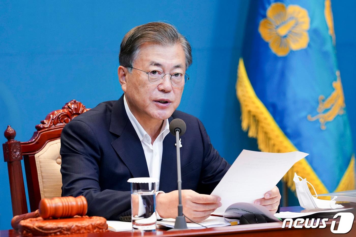 본문 이미지 - 문재인 대통령이 22일 오전 청와대 여민관에서 열린 제48회 영상 국무회의를 주재하고 있다. 2020.9.22/뉴스1 ⓒ News1 박정호 기자