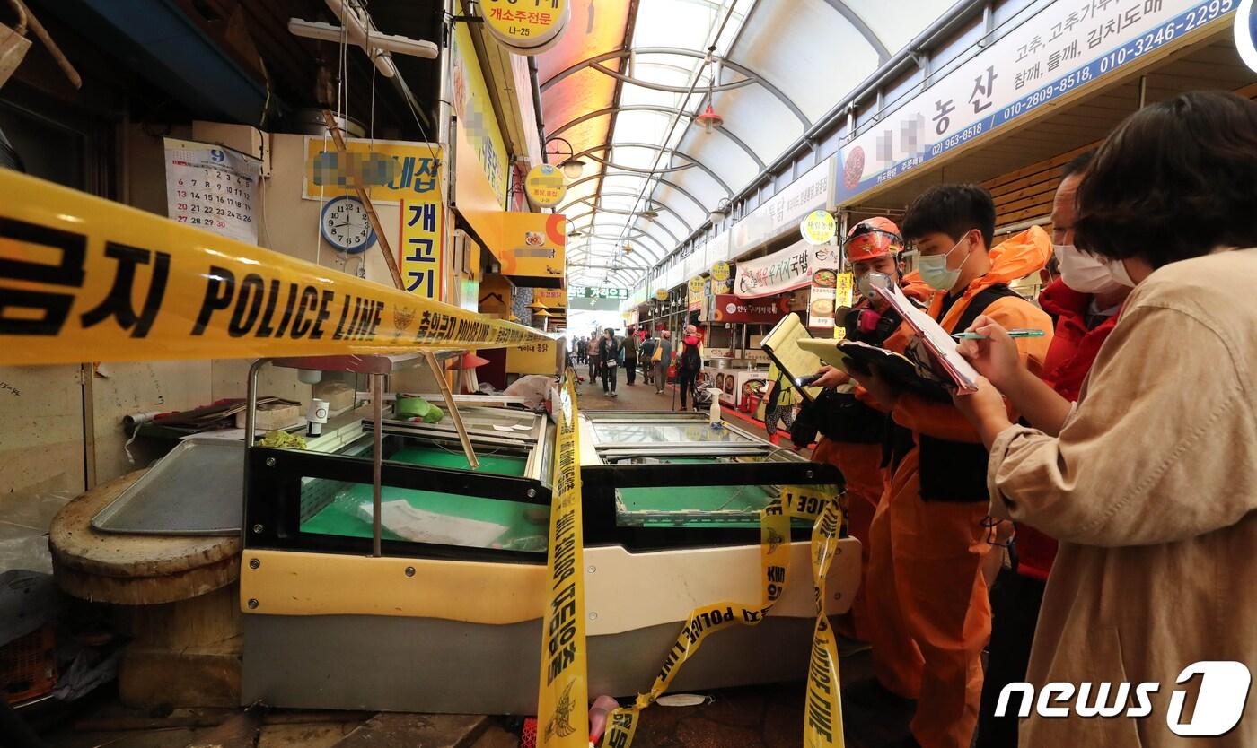 지난해 9월 큰 화재가 발생했던 서울 동대문구 청량리 청과물시장에서 서울소방 화재조사팀이 현장감식을 하고 있다. 2020.9.22/뉴스1 ⓒ News1 이성철 기자