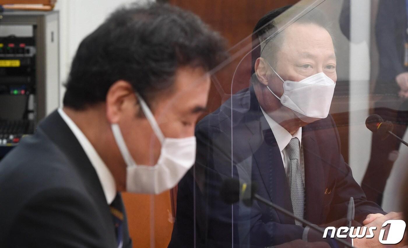 본문 이미지 - 경제계가 정부·여당의 집단소송제와 징벌적 손해배상제 확대 추진에 따른 대응책 마련에 부심하고 있다.  사진은 박용만 대한상공회의소 회장이 지난 22일 서울 여의도 국회에서 이낙연 더불어민주당과 만나 상법·공정거래법 개정과 관련해 재계 입장을 전달하는 모습으로 재계는 상법 개정을 통한 감사위원 분리선임제, 다중대표 소송제 도입, 공정거래법의 공정위 전속고발제 폐지에 더해 집단소송제와 징벌적 손해배상제까지 대응 방안 마련에 나서야 하는 처지에 놓였다. 2020.9.22/뉴스1 ⓒ News1 신웅수 기자