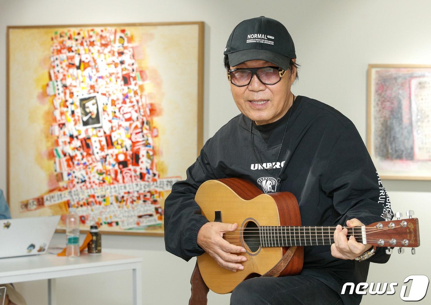 가수 겸 화가 조영남이 2020년 9월 22일 오후 서울 강남구 호리아트스페이스에서 열린 '보컬그룹 시인 이상과 5명의 아해들' 출간 간담회에서 이상의 시에 영감을 받아 작곡한 노래를 부르고 있다. 2020.9.22/뉴스1 ⓒ News1 안은나 기자