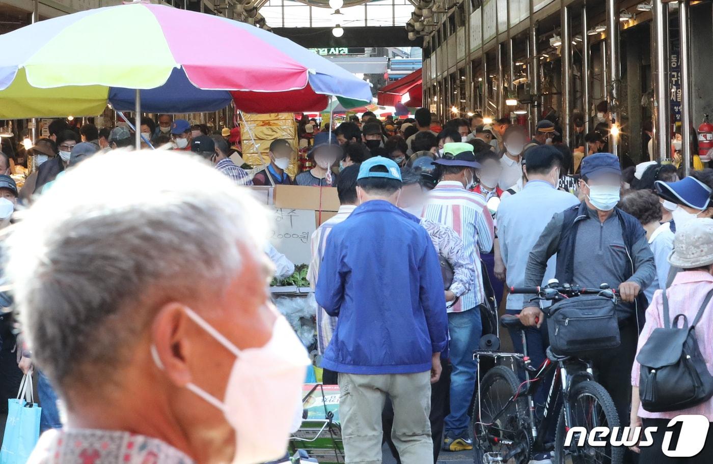 본문 이미지 - 21일 소상공인시장진흥공단에 따르면 올해 전통시장에서 판매하는 추석 제사용품 평균 가격이 대형마트에 비해 20% 가량 저렴한 것으로 조사된 가운데 22일 서울 청량리 전통시장이 시민들로 북적이고 있다. 2020.9.22/뉴스1 ⓒ News1 이성철 기자