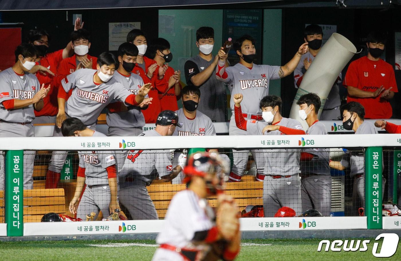 본문 이미지 - 22일 오후 서울 송파구 잠실야구장에서 열린 프로야구 2020 신한은행 SOL KBO 리그 SK 와이번스와 LG 트윈스의 경기 2회초 SK 로맥이 솔로포를 날린 후 동료들의 축하를 받고 있다. 2020.9.22/뉴스1 ⓒ News1 안은나 기자