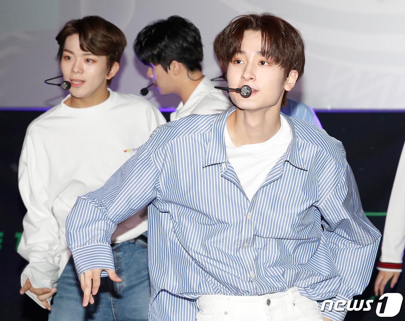 본문 이미지 - 보이그룹 고스트나인(GHOST9) 이우진이 23일 오후 서울 강남구 신사동 CGV 청담씨네시티에서 열린 첫 번째 미니 앨범 '프리 에피소드 1 : 도어(PRE EPISODE 1 : DOOR)’ 쇼케이스에 참석해 포즈를 취하고 있다. 2020.9.23/뉴스1 ⓒ News1 권현진 기자