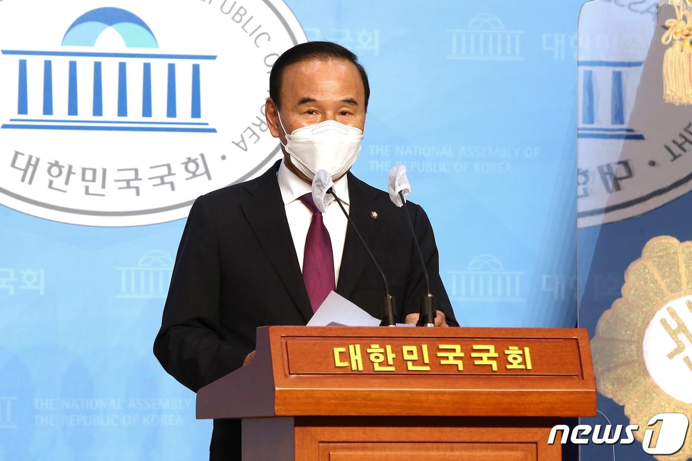 가족 기업이 피감기관으로부터 수천억원대 특혜 수주를 받았다는 의혹을 받고 있는 박덕흠 국민의힘 의원이 23일 국회 소통관에서 탈당 기자회견을 하고 있다. 2020.9.23/뉴스1 ⓒ News1 박세연 기자