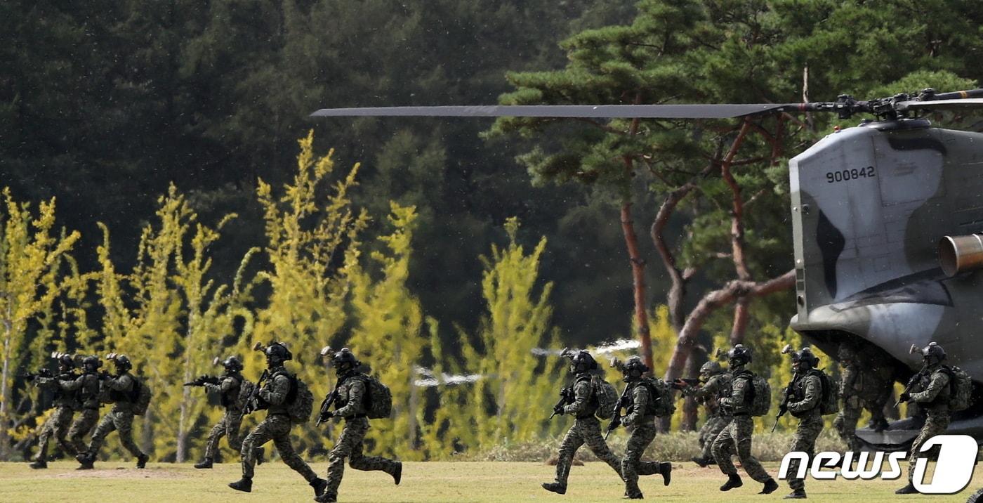 본문 이미지 - 지난 22일 경기도 이천시 육군 특수전사령부에서 '제72주년 국군의 날' 기념행사가 열리고 있다. (국방부 제공) 2020.9.25/뉴스1