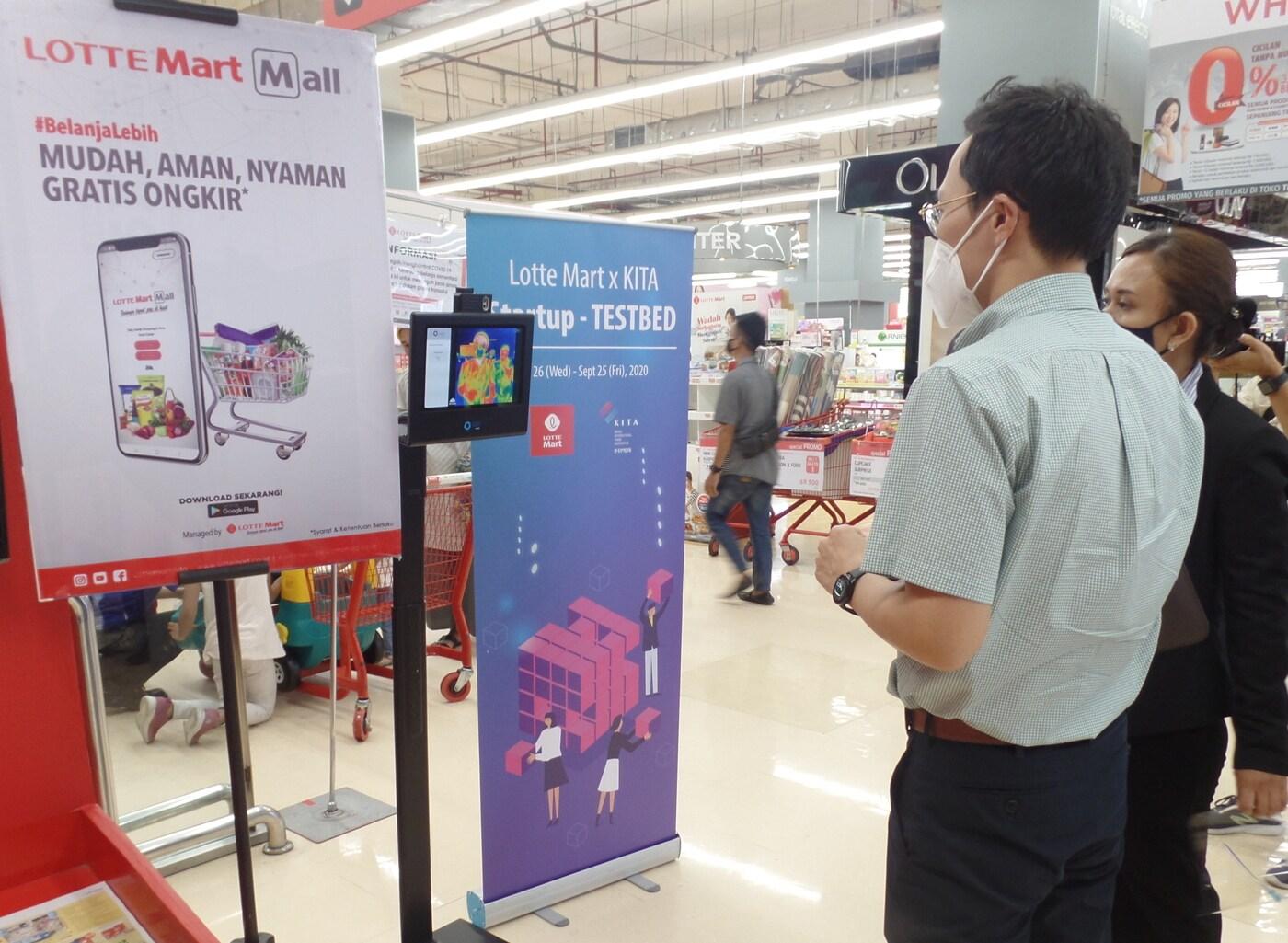 본문 이미지 - AI 스타트업 알체라가 인도네시아 자카르타 롯데마트 매장에서 '얼굴인식 기반 자동 열 체크기'를 설치, 시연하는 모습. (한국무역협회 제공) ⓒ 뉴스1