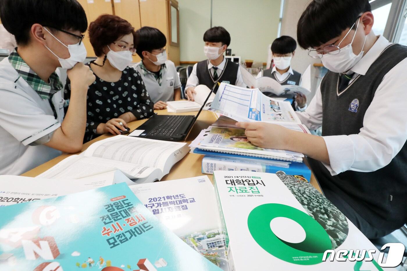 2021학년도 대입 수시 모집 원서 접수가 시작된 23일 오후 경기도 수원시 고색고등학교에서 3학년 학생들이 교사와 함께 원서 접수를 하고 있다. 2020.9.23/뉴스1 ⓒ News1 조태형 기자
