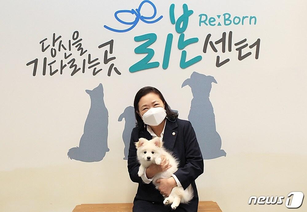 본문 이미지 - 리본센터에서 강아지를 안고 있는 황주영 강동구의장. ⓒ 뉴스1