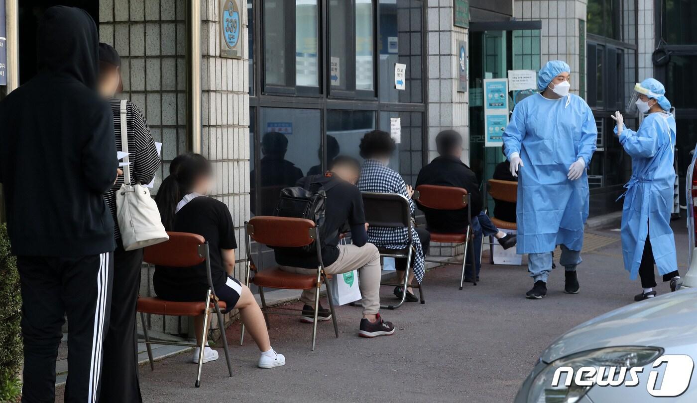 학생들의 등교가 재개된 서울에서 학생 1명이 신종 코로나바이러스 감염증(코로나19) 확진 판정을 받은 가운데 24일 서울 양천구보건소에 마련된 선별진료소에서 신월중학교 학생들 및 시민들이 검사를 받고 있다. /뉴스1 ⓒ News1 이동해 기자