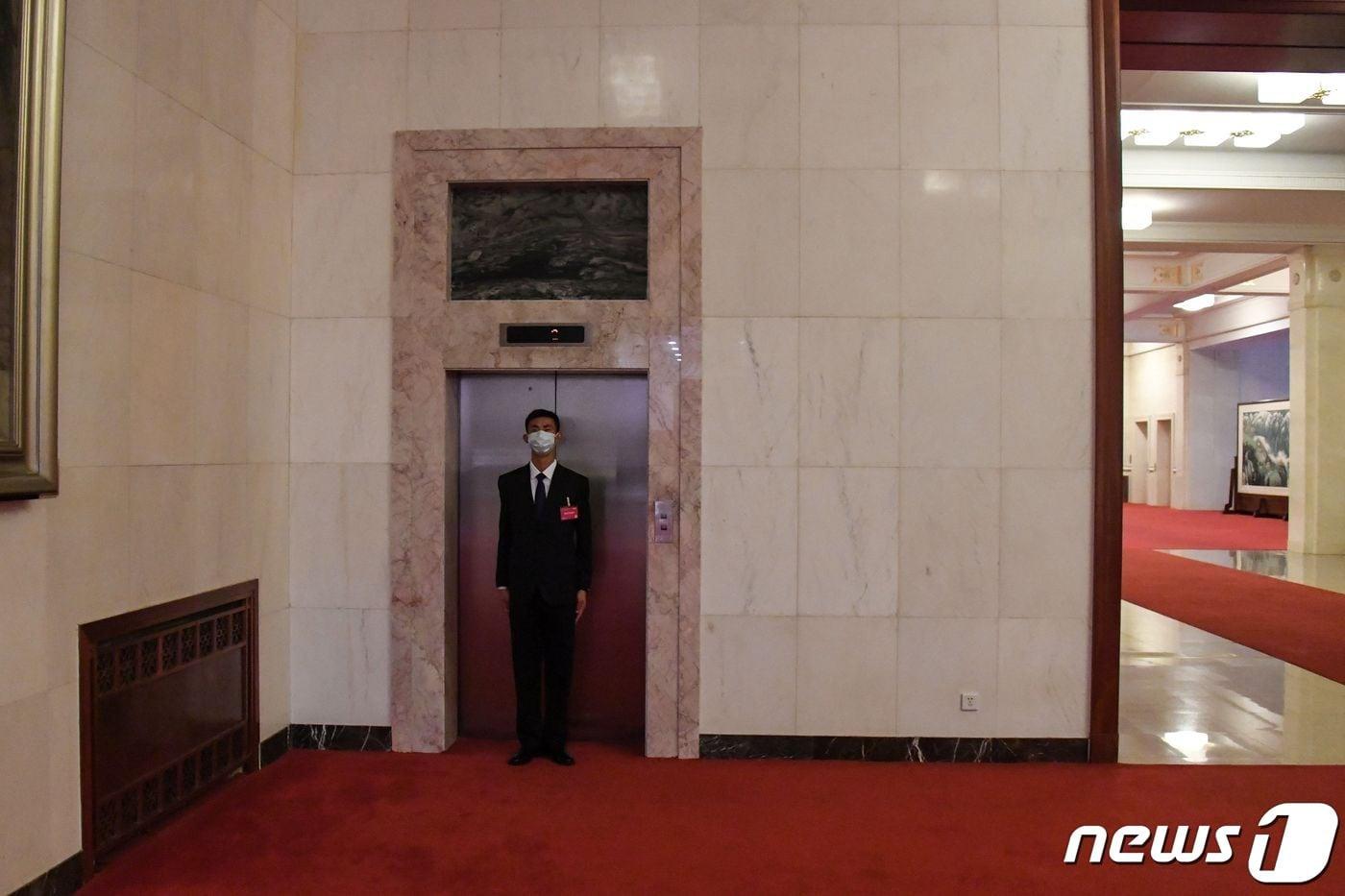 본문 이미지 - 중국 한 건물의 엘리베이터ⓒ AFP=뉴스1