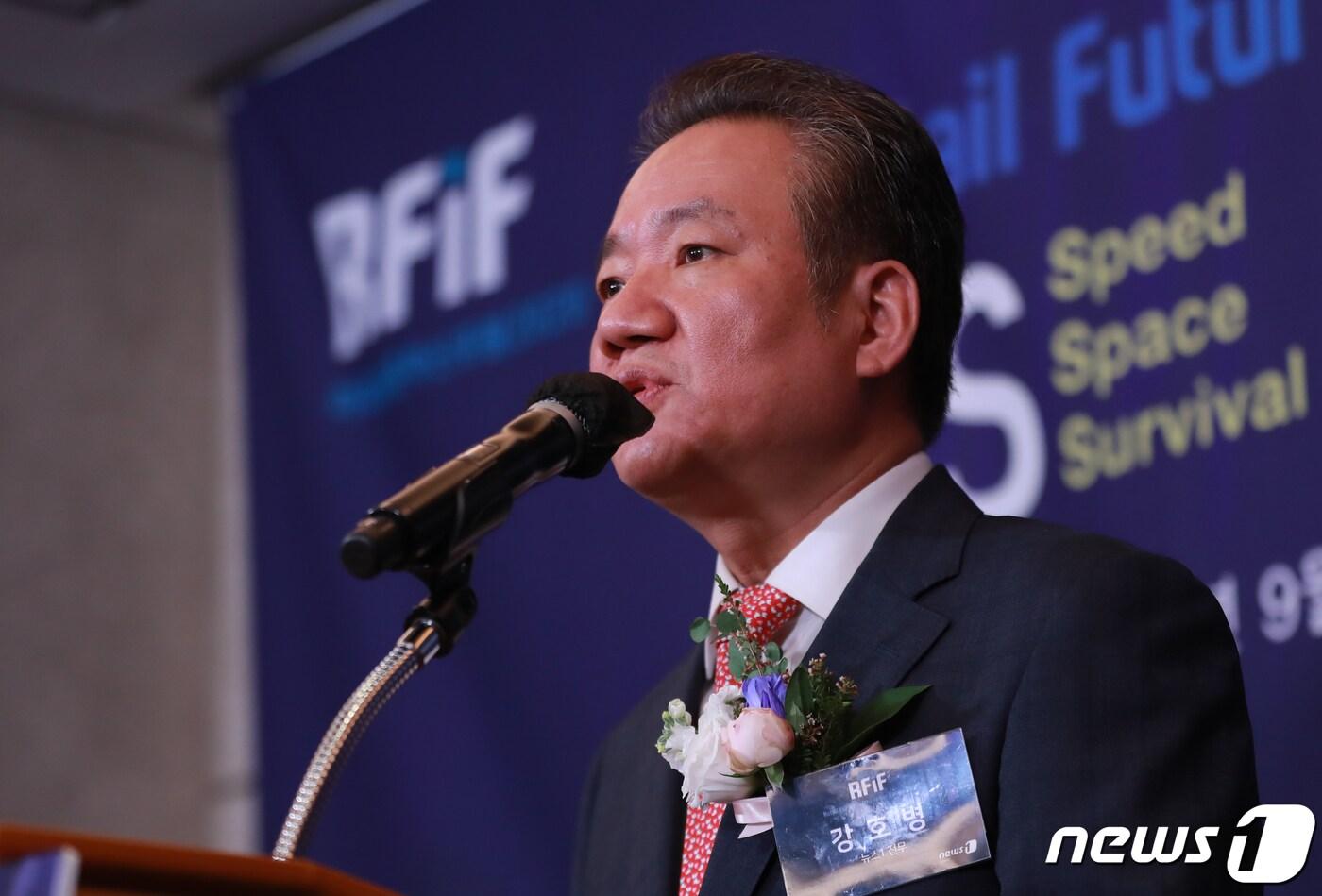 본문 이미지 - 강호병 뉴스1 전무가 24일 오전 서울 중구 소공동 롯데호텔에서 온라인 생중계로 진행되는 미래유통혁신포럼(RFIF2020)에서 개회사를 하고 있다. 민영뉴스통신사 뉴스1이 주최한 이번 포럼은 '3S(Speed·Space·Survival)시대를 준비하라'를 주제로 신종 코로나바이러스 감염증(코로나19) 이후 국내외 유통 환경변화 및 트렌드를 분석해 미래를 전망하기 위해 마련됐다. 2020.9.24/뉴스1 ⓒ News1 구윤성 기자