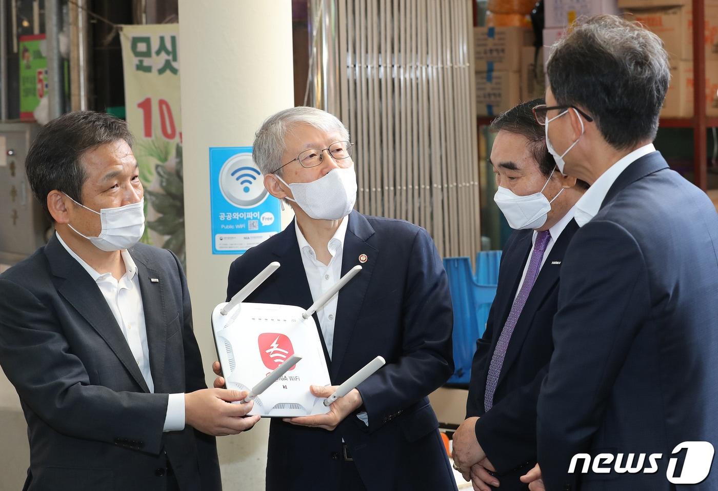 본문 이미지 - 최기영 과학기술정보통신부 장관(왼쪽 두번째)과 문용식 한국정보화진흥원 원장 및 참석자들이 24일 오전 서울 중구 오장동 중부시장을 찾아 한국판 뉴딜 정책의 일환인 공공 와이파이 품질 고도화 사업 현장 관계자의 설명을 듣고 있다. 2020.9.24/뉴스1 ⓒ News1 임세영 기자