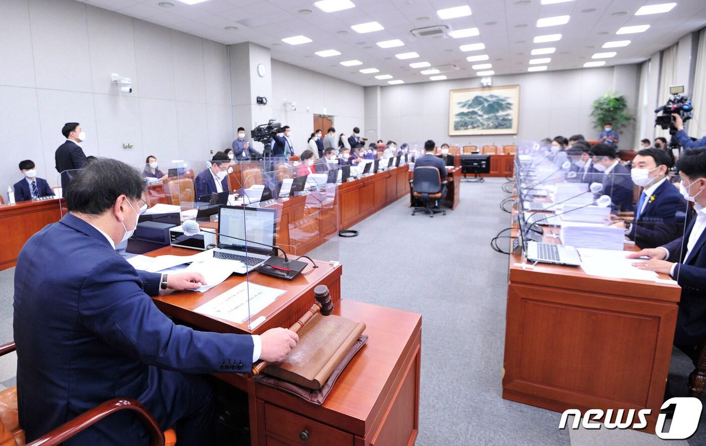본문 이미지 - 지난 9월24일 열린 국회 운영위원회 전체회의에서 운영위원장인 김태년 더불어민주당 원내대표가 의사봉을 두드리고 있다./뉴스1 ⓒ News1 박세연 기자