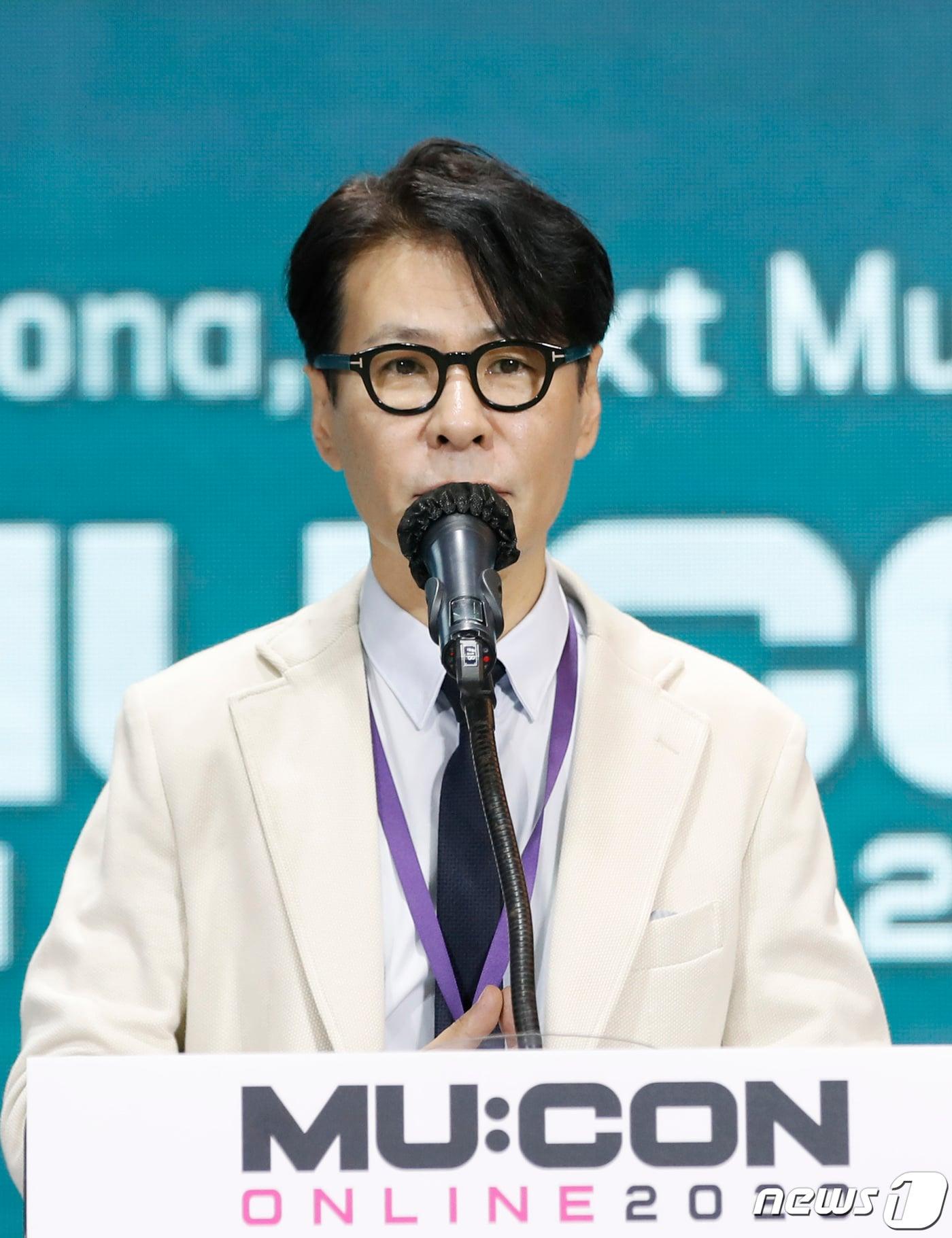본문 이미지 - 윤상 예술감독이 24일 오후 서울 용산구 노들섬에서 열린 서울국제뮤직페어(뮤콘) 콘퍼런스에서 ‘언택트 시대 K-POP의 새로운 흐름’에 대해 발표하고 있다. 2020.9.24/뉴스1 ⓒ News1 권현진 기자