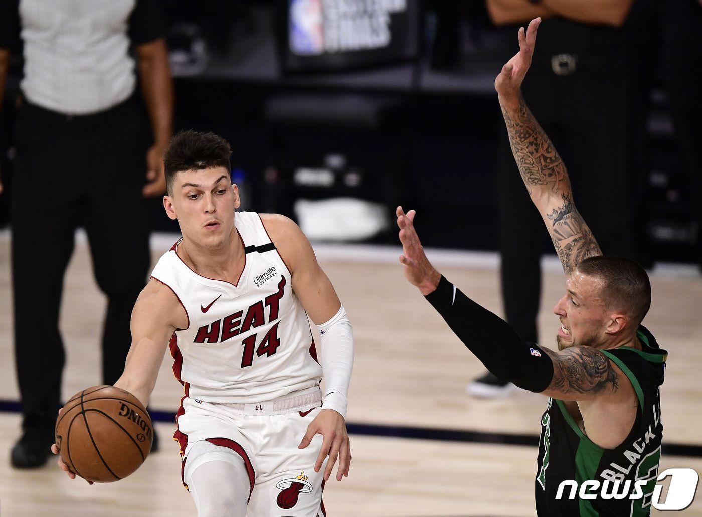 본문 이미지 - 마이애미 히트 타일러 히로가 보스턴 셀틱스 수비를 피해 패스를 시도하고 있다.ⓒ AFP=뉴스1