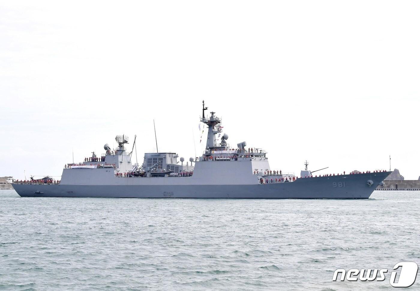 본문 이미지 - 청해부대 33진으로 파견된 충무공 이순신급 구축함 최영함(4400톤급). 최영함은 4일 호르무즈 해협 인근 해역으로 급파돼 이란 혁명수비대의 한국 국적 상선 나포에 대응할 계획이다.  ⓒ News1