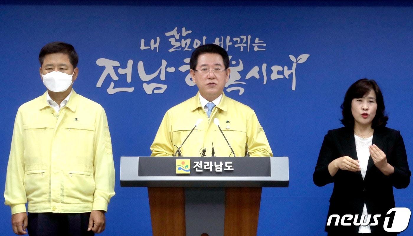 본문 이미지 - 김영록 전남도지사가 24일 코로나19 2차 민생지원 대책을 발표하고 있다.(전남도 제공) /뉴스1