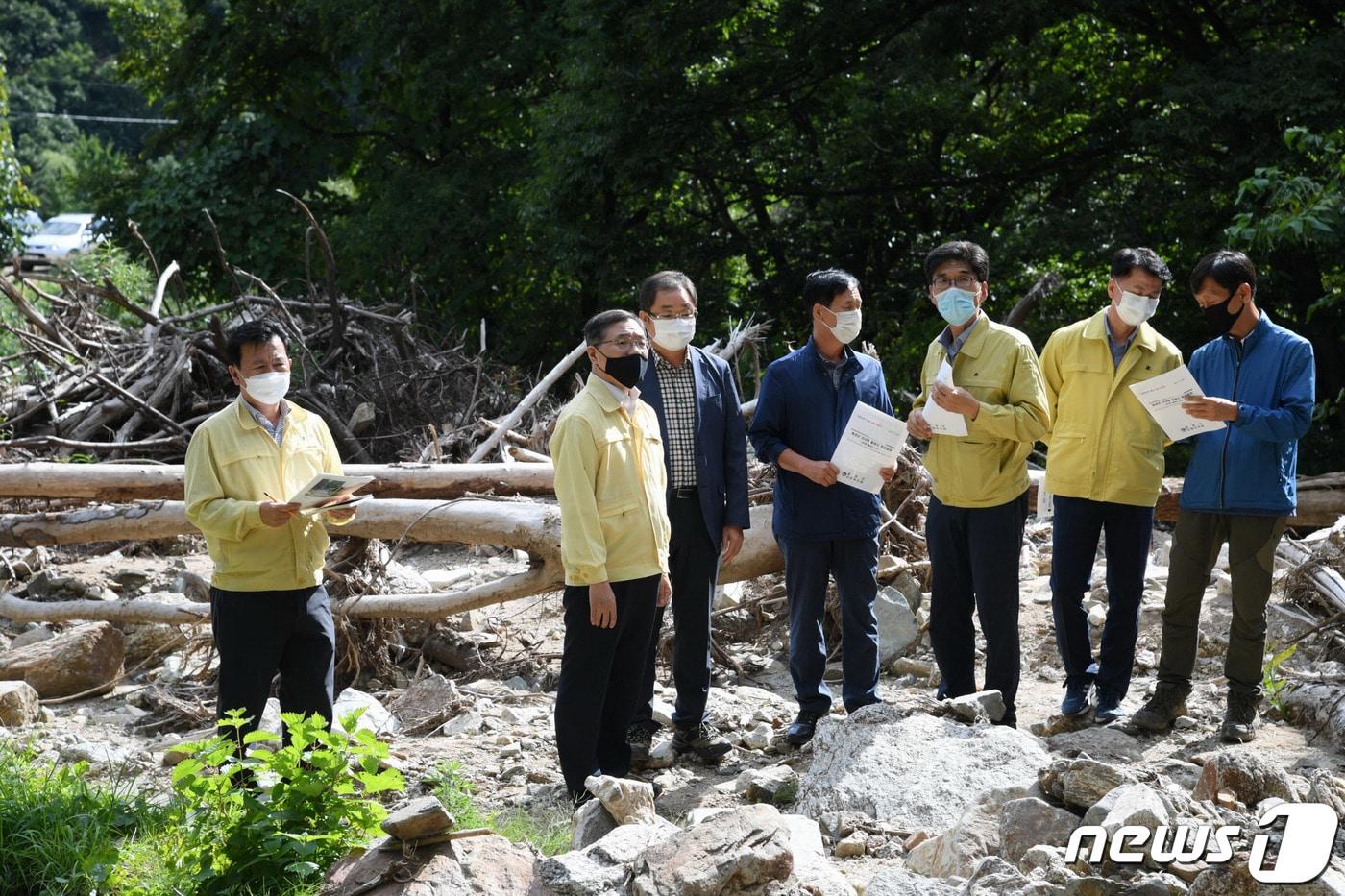 본문 이미지 - 15일 충북 음성군이 609억원을 들여 선제적 재난 대응 예방체계를 구축한다고 밝혔다. 사진은 지난해 9월 음성군 감곡면 피해 현장을 방문한 최병암 산림청 차장 모습. (뉴스1 DB)2021.7.15/뉴스1