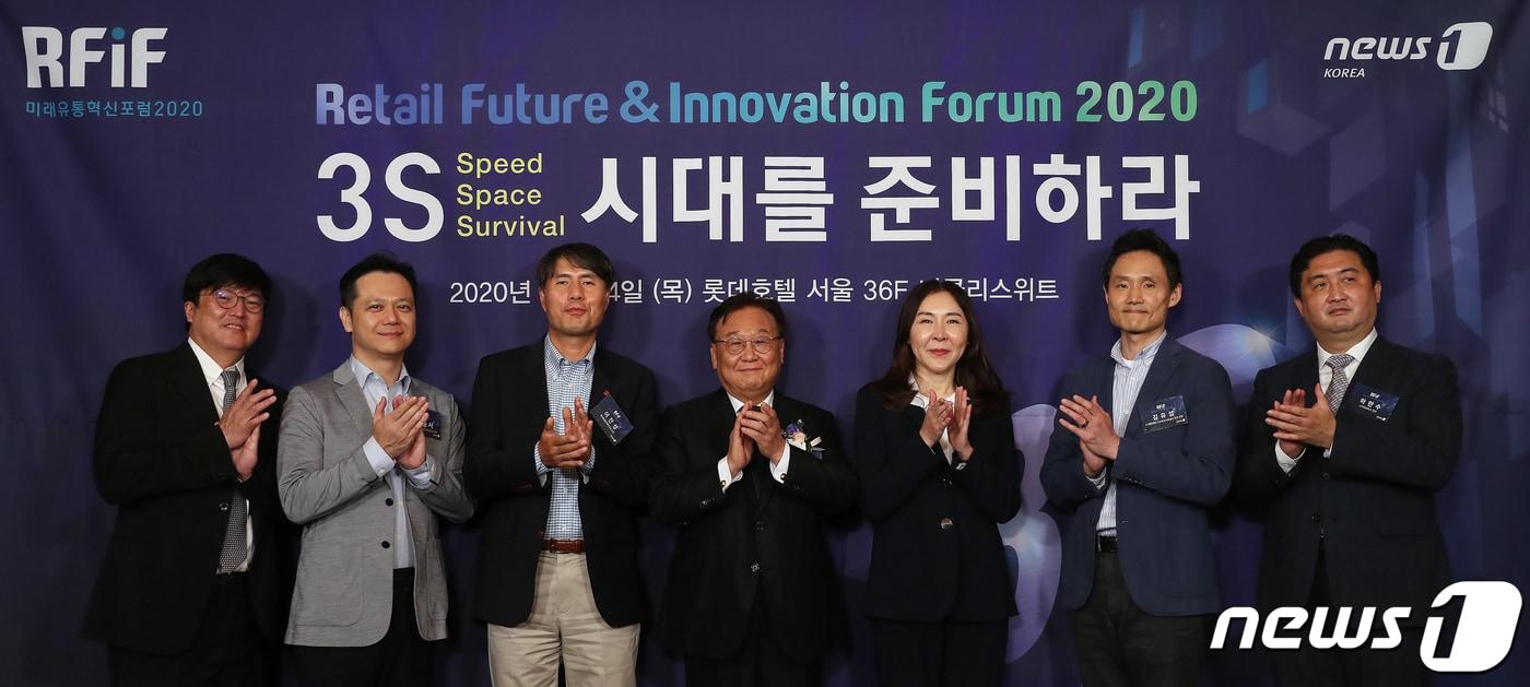 본문 이미지 - 24일 오후 서울 중구 소공동 롯데호텔에서 온라인 생중계로 진행된 미래유통혁신포럼(RFIF2020)에서 참석자들이 기념촬영을 하고 있다. 민영뉴스통신사 뉴스1이 주최한 이번 포럼은 '3S(Speed·Space·Survival)시대를 준비하라'를 주제로 신종 코로나바이러스 감염증(코로나19) 이후 국내외 유통 환경변화 및 트렌드를 분석해 미래를 전망하기 위해 마련됐다. 왼쪽부터 서명훈 뉴스1 산업2부장, 김종서 GS리테일 전략부문 DX 추천실 실장, 이진성 롯데미래전략연구소장 겸 대표이사, 김익성 한국유통학회 명예회장, 고영선 홈플러스 몰 사업부문장, 김유섭 CJ제일제당 트렌드&인사이트 담당 상무, 하한수 LPK 로보틱스 스마트팩토리 사업총괄 전무. 2020.9.24/뉴스1 ⓒ News1 임세영 기자