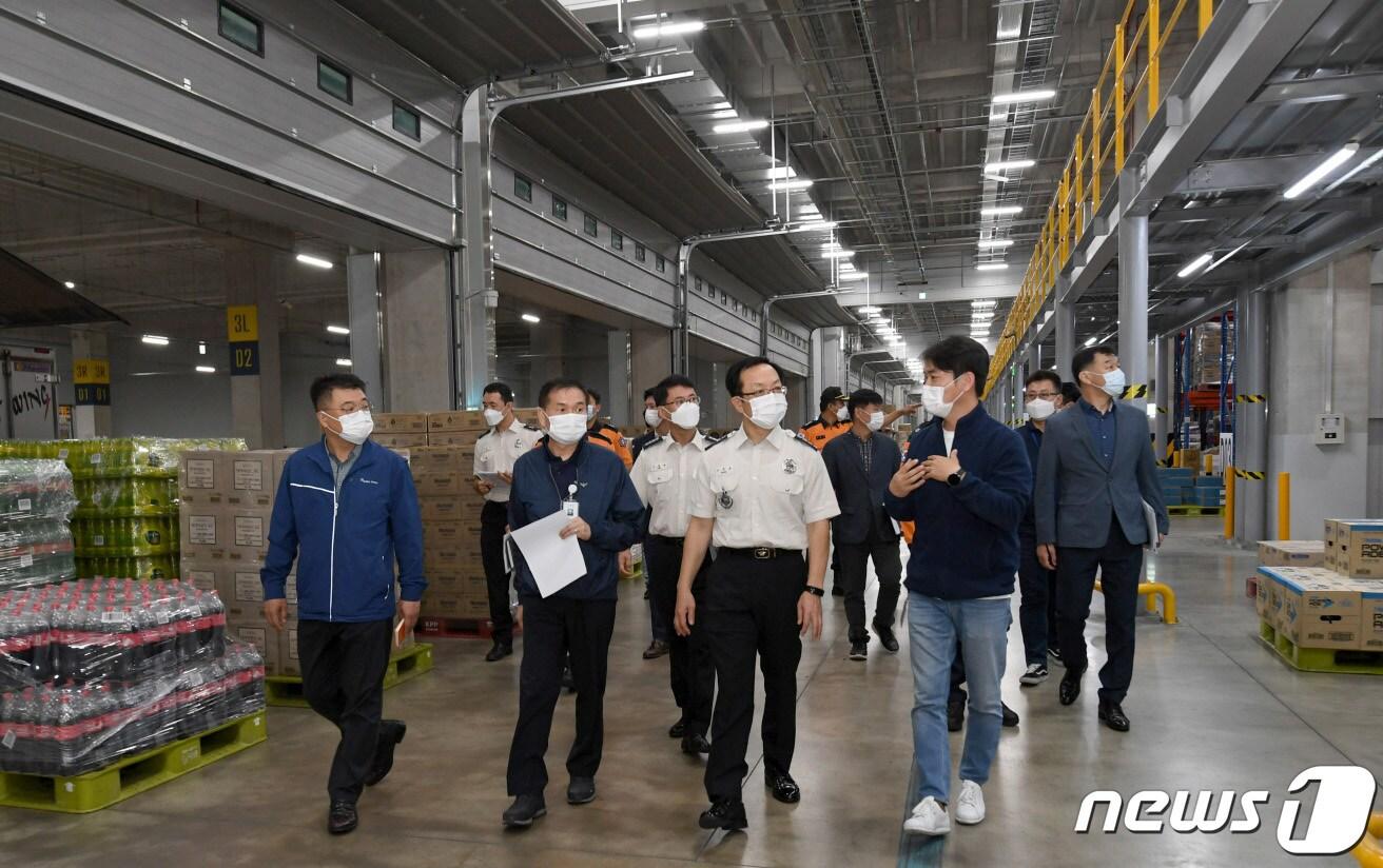 본문 이미지 - 정문호 소방청장이 24일 경기도 화성 동탄물류단지를 방문해 다가오는 추석명절 택배물량이 급증할 것을 대비해 화재안전점검을 실시하고 있다. (소방청 제공) 2020.9.24/뉴스1 ⓒ News1 권현진 기자