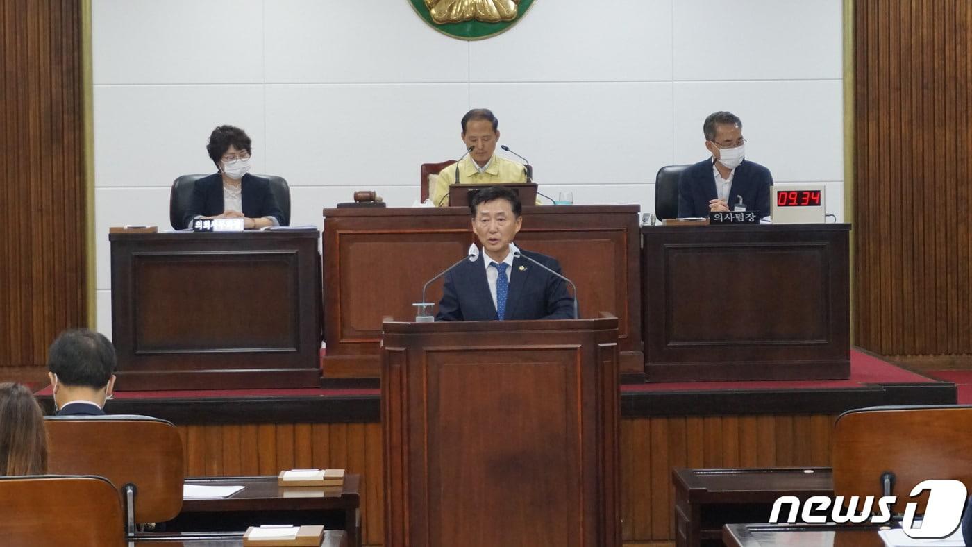 본문 이미지 - 동해시의회 이정학 의원이 24일에 열린 제 302회 임시회에서 10분 발언을 하고 있다. (동해시의회 제공) 2020.9.24/뉴스1 ⓒ News1