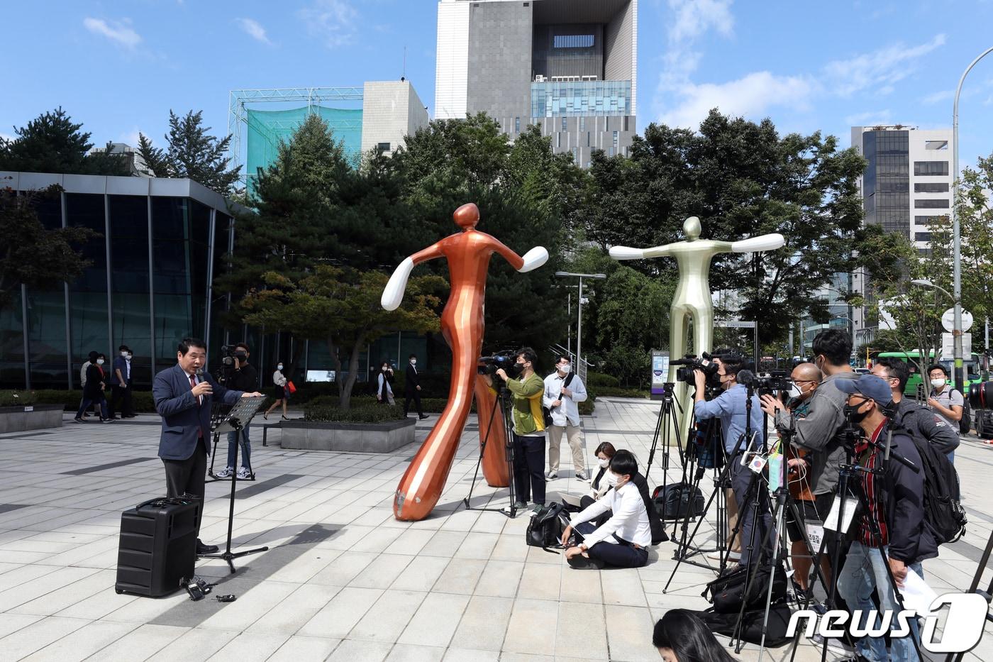 본문 이미지 - 최인식 8.15집회참가자 국민비상대책위원회 사무총장이 25일 오후 서울 서초구 서울행정법원 앞에서 열린 '개천절 광화문집회·차량시위 가처분 소송 제기 기자회견'에서 발언을 하고 있다. 2020.9.25/뉴스1 ⓒ News1 황기선 기자