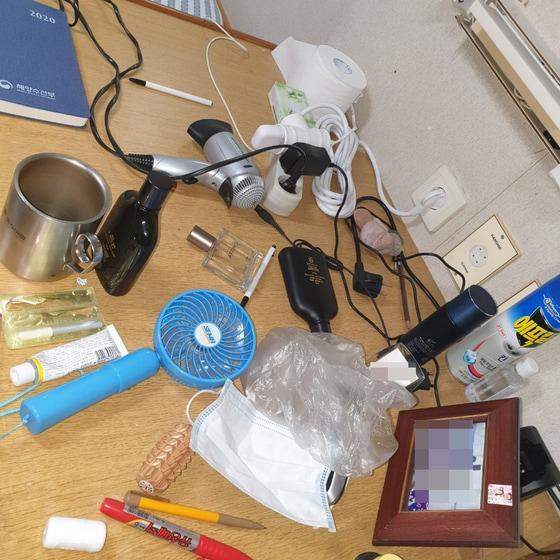 본문 이미지 - 소연평도 인근 해상에서 실종됐다가 북한군에 의해 피격당한 해양수산부 소속 어업지도선 공무원 이모씨가 어업지도선 무궁화10호에 남긴 유품들.  (실종 공무원 형 이래진 씨 제공) ⓒ News1