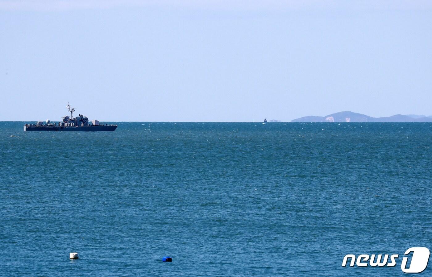 지난 2000년 9월25일 인천 옹진군 연평도 앞 북방한계선(NLL) 인근 해상에서 해군 고속정이 기동하고 있다. 오른쪽은 북한 황해남도 등산곶. 2020.9.25/뉴스1 ⓒ News1 구윤성 기자