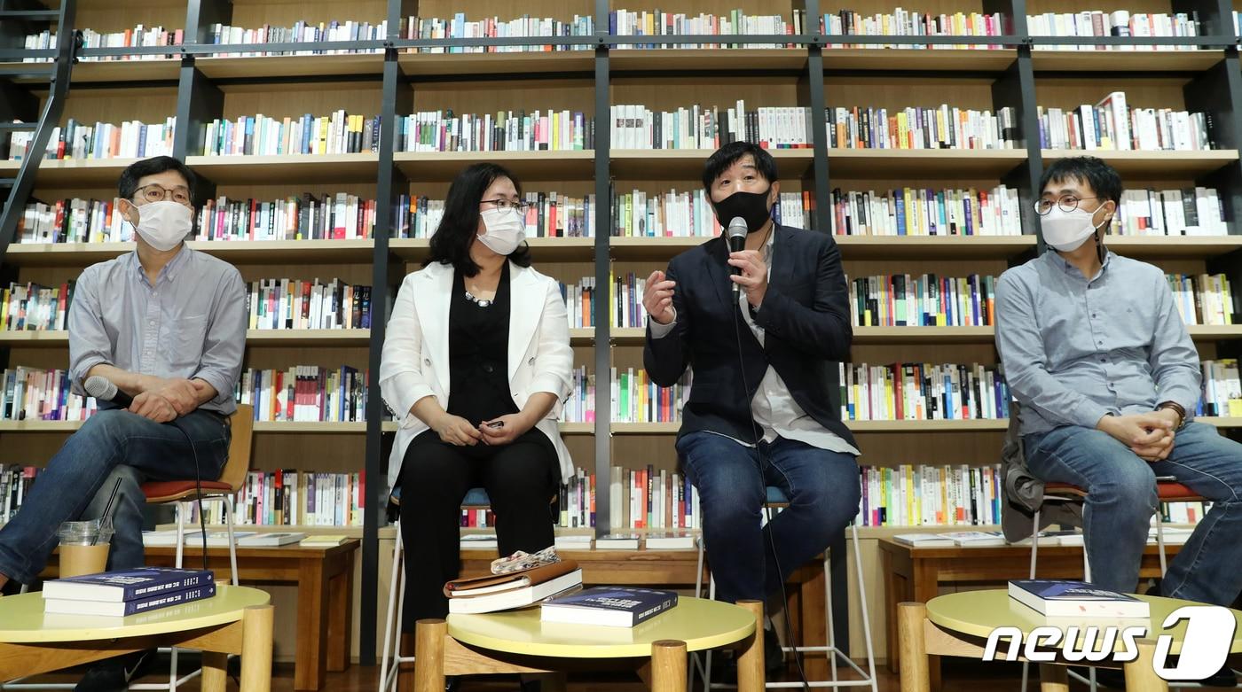본문 이미지 - 서민 단국대 의대 교수가 25일 오후 서울 강남구 최인아책방에서 열린 '한번도 경험해보지 못한 나라(조국흑서) 저자 간담회'에서 발언을 하고 있다. 왼쪽부터 진중권 전 동양대학교 교수, 권경애 변호사, 서민 교수, 김경율 회계사(전 참여연대 집행위원장). 2020.9.25/뉴스1 ⓒ News1 민경석 기자