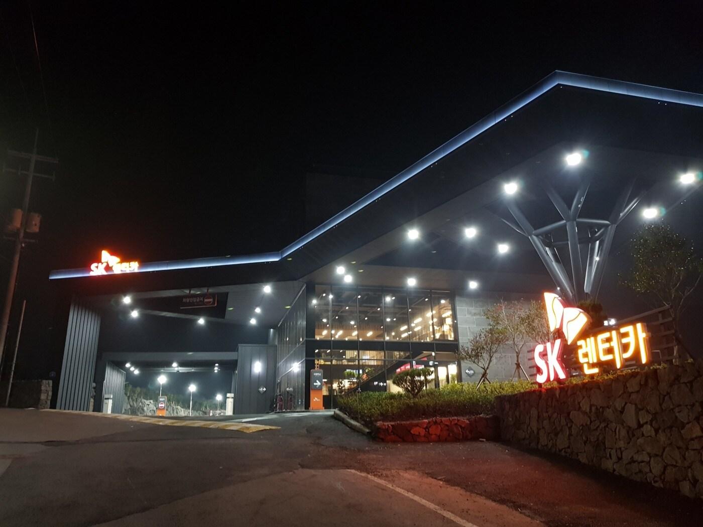 본문 이미지 - SK렌터카 제주지점 외부 야경(SK렌터카 제공)ⓒ 뉴스1