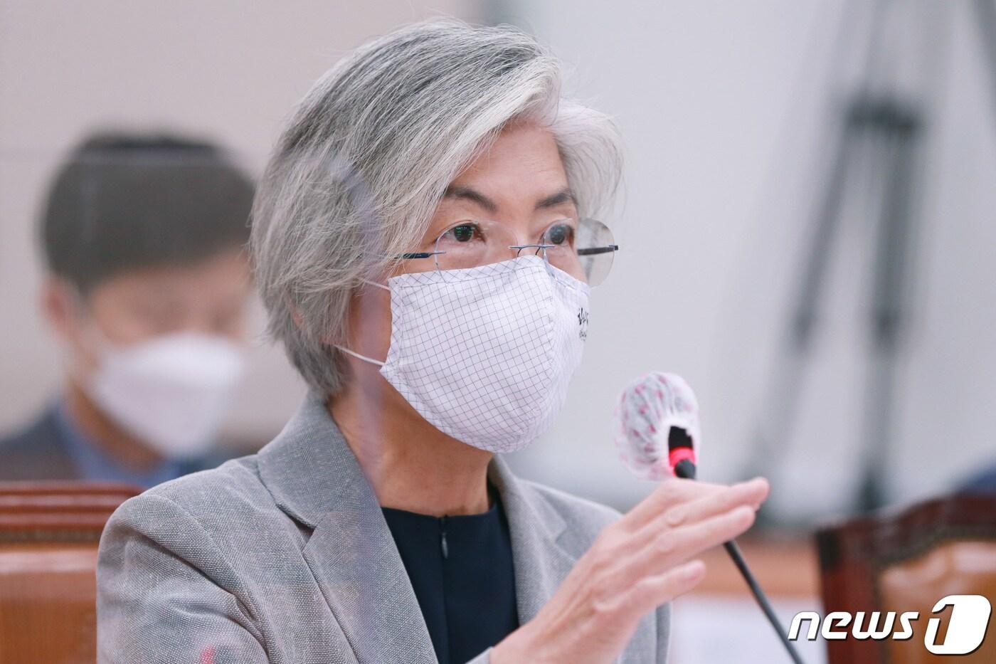 강경화 외교부 장관이 25일 오후 서울 여의도 국회에서 열린 외교통일위원회 전체회의에서 의원질의에 답하고 있다. 2020.9.25/뉴스1 ⓒ News1 박세연 기자