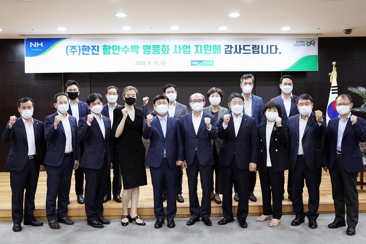 본문 이미지 - (첫째 줄 왼쪽 네 번째부터) 한진 조현민 전무, 노삼석 대표이사, 유찬형 농협중앙회 부회장, 강남경 농협물류 대표이사(한진 제공)ⓒ 뉴스1