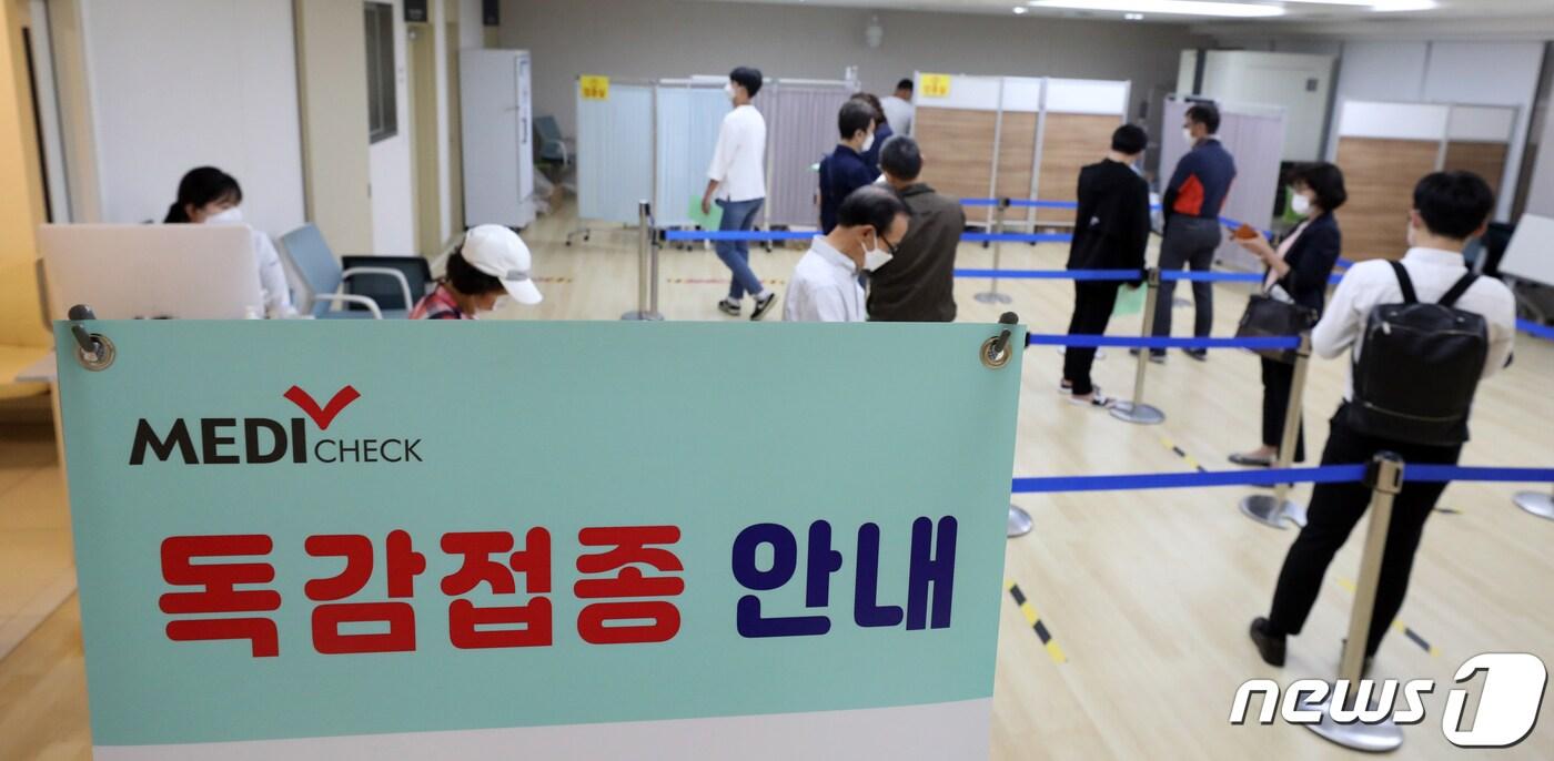 본문 이미지 - 25일 오후 서울 동대문구 한국건강관리협회 건강증진의원 서울동부지부에서 시민들이 독감예방 접종을 위해 줄을 서 대기하고 있다./뉴스1 ⓒ News1 황기선 기자