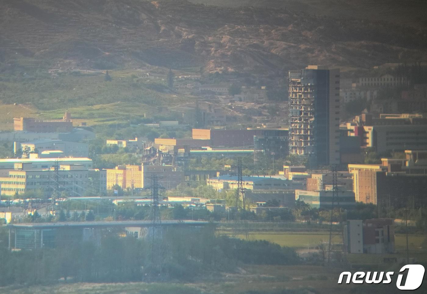 본문 이미지 - 북한이 폭파한 개성 남북공동연락사무소. 2020.9.25 ⓒ 뉴스1 허경 기자