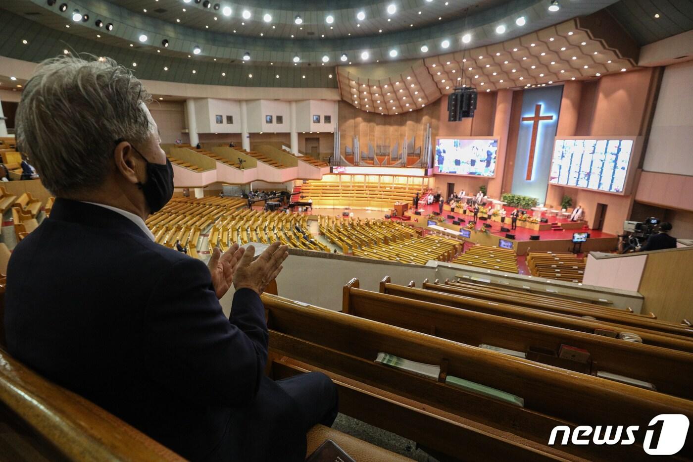 본문 이미지 - 국내 신종 코로나바이러스 감염증(코로나19) 백신 접종자수가 1500만명을 넘어서는 등 일상회복 속도가 빨라지면서 기대감과 함께 일상으로의 복귀를 우려하는 분위기가 교차하고 있다.  특히 그동안 온라인 예배에 익숙해진 신자들은 대면 예배가 오히려 낯설게 느껴지는 상황이다. 사진은 사화적거리두기 단계에 따라 예배 진행을 위한 최소 인원만 참석한채 온라인 예배가 진행되는 한 교회의 모습  ⓒ News1 