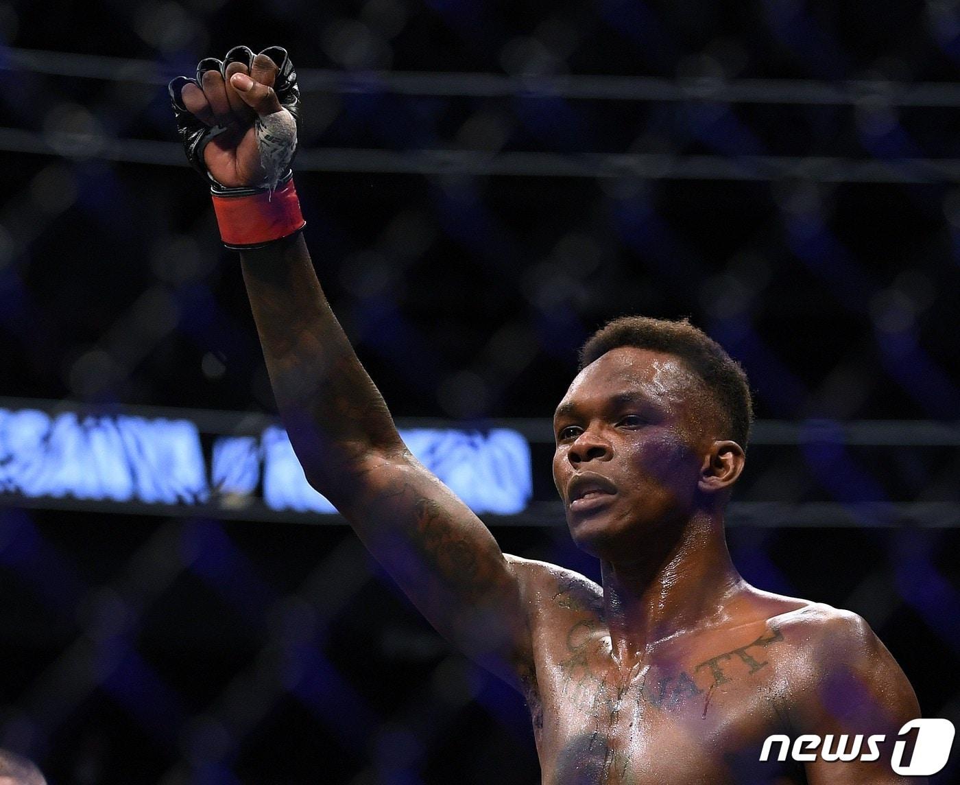 본문 이미지 - UFC 미들급 챔피언 타이틀 방어에 성공한 이스라엘 아데산야(나이지리아) ⓒ AFP=뉴스1