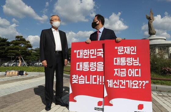 본문 이미지 - 국민의힘 김종인 비대위원장이 27일 오후 청와대 분수대 앞에서 북한의 해수부 공무원 피격 사망사건 진상조사 요구 1인 시위에 나선 주호영 원내대표 찾아가 격려하고 있다. ⓒ News1 이광호 기자