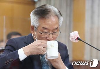 본문 이미지 - 28일 오전 대전시의회에서 열린 도시공사 사장 후보 인사청문회에서 김재혁 후보자가 목을 축이고 있다. 2020.9.28/뉴스1 ⓒ News1 김기태 기자
