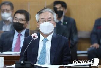 본문 이미지 - 28일 오전 대전시의회에서 열린 도시공사 사장 후보 인사청문회에서 김재혁 후보자가 의원들의 질의에 답하고 있다. 2020.9.28/뉴스1 ⓒ News1 김기태 기자
