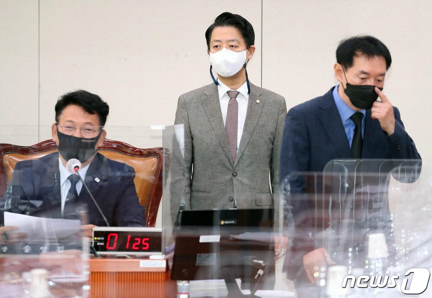 본문 이미지 - 김영호 더불어민주당 간사와 김석기 국민의힘 간사(오른쪽)가 28일 국회 외교통일위원회 전체회의에서 남북교류협력에 관한 법률 일부개정법률안 처리 여부에 대해 논의한 뒤 자리로 향하고 있다. 2020.9.28/뉴스1 ⓒ News1 박세연 기자