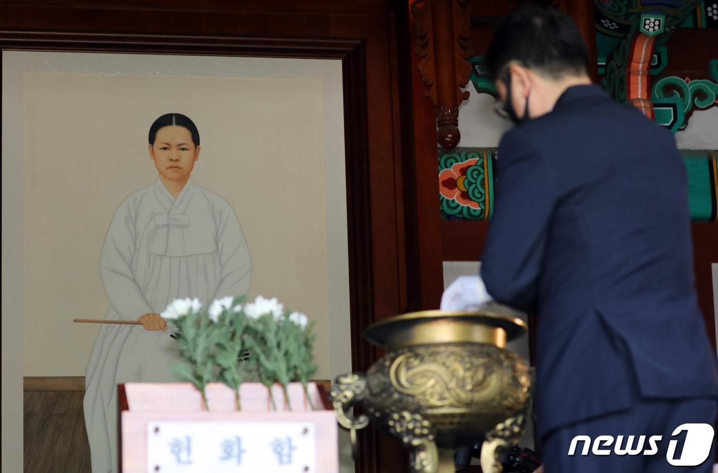 28일 충남 천안시 병천면 유관순 열사 추모각에서 열린 &#39;순국 100주기 유관순 열사 추모제&#39;에서 참석자가 헌화를 하고 있다. 2020.9.28/뉴스1 ⓒ News1 장수영 기자