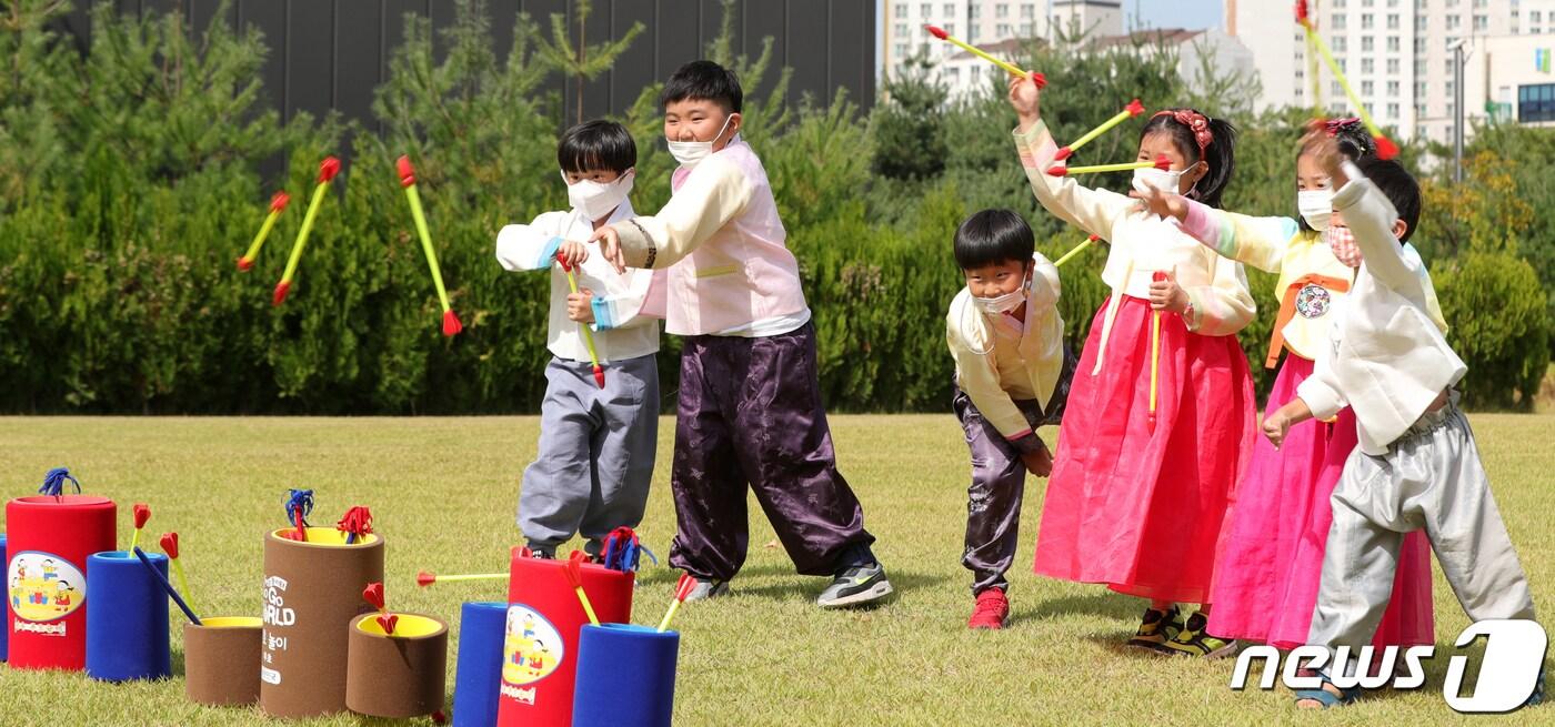 본문 이미지 - 설 명절 연휴를 맞아 전북지역 곳곳에 마련된 다채로운 행사가 귀성객과 가족 단위 관광객을 맞이한다.어린이들이 투호를 던지며 전통 놀이를 즐기고 있다. 뉴스1 ⓒ News1 DB