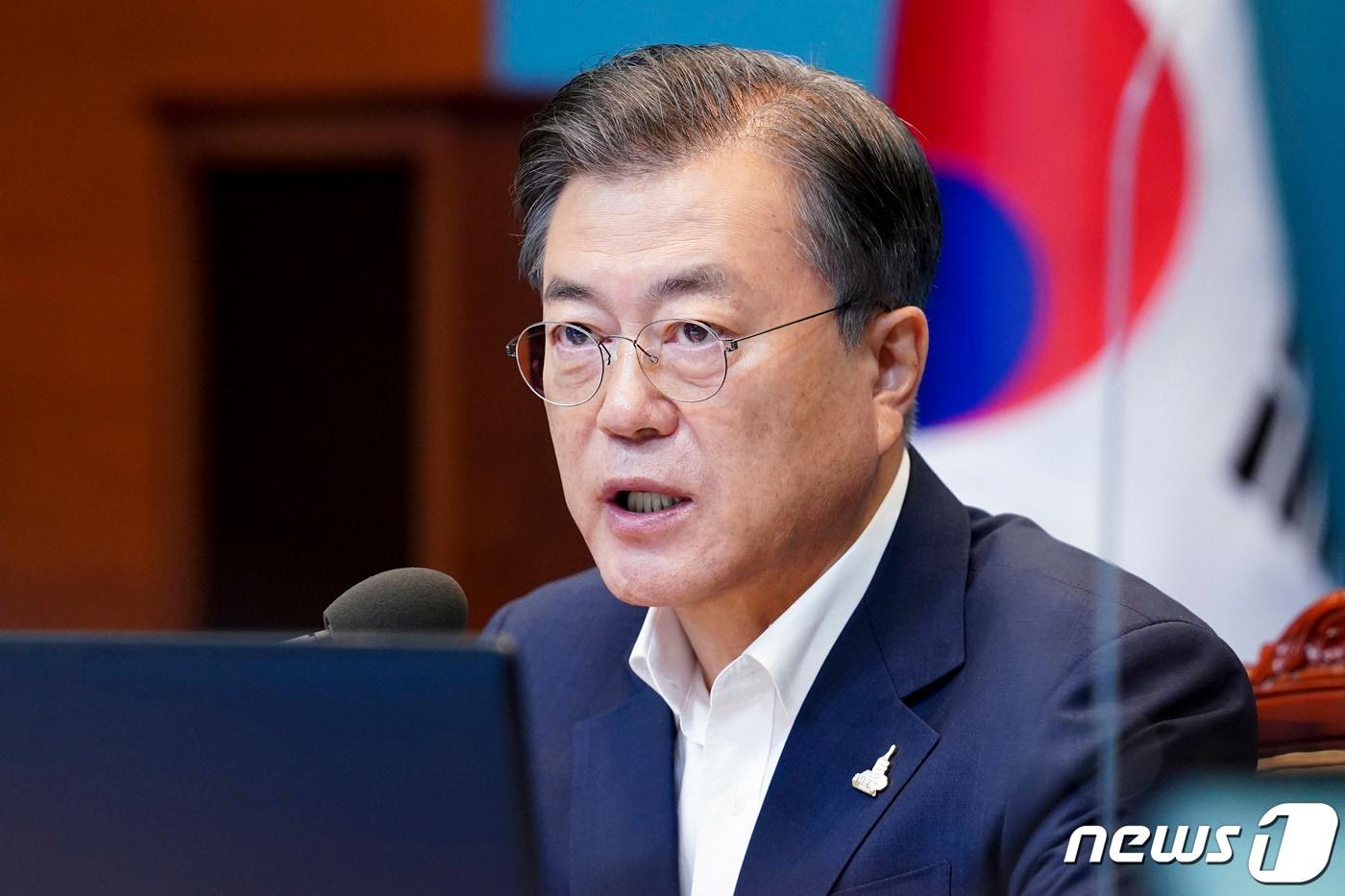 본문 이미지 - 문재인 대통령이 지난 9월 28일 오후 청와대 여민관에서 수석·보좌관회의를 주재하고 있다. 2020.9.28/뉴스1 ⓒ News1 박정호 기자