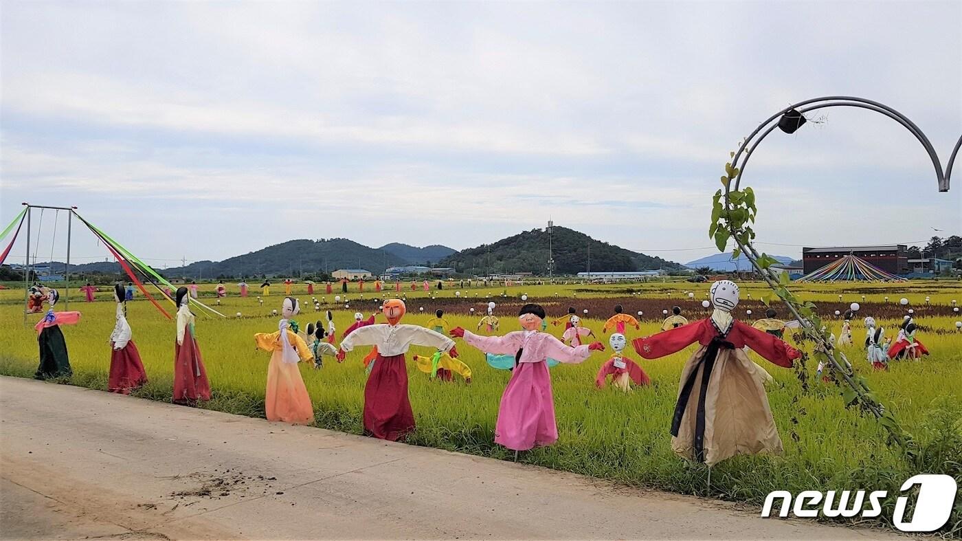 본문 이미지 - 29일 전남 순천시 별량면 들녘에 여러가지 모양의 논 그림과 500여개의 허수아비가 세워져 지나는 이들의 눈길을 끌고 있다.(순천시 제공)2020.9.29 /뉴스1 ⓒ News1