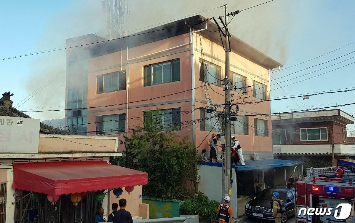 본문 이미지 - 29일 오전 7시께 울산시 울주군 청량읍 덕하리의 한 3층짜리 상가건물 1층에서 불이 나 소방당국이 구조작업을 하고 있다.(울산소방본부 제공) ⓒ 뉴스1
